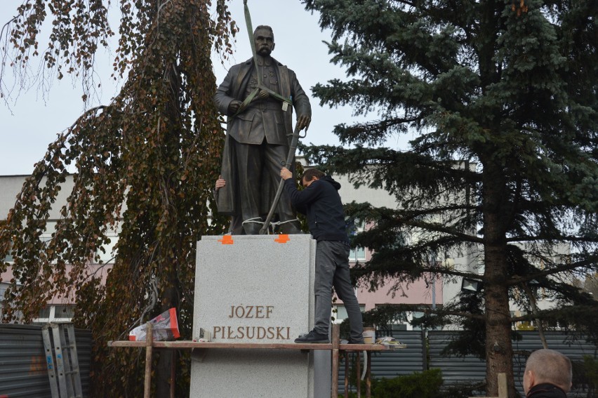 Montaż pomnika marszałka zajął niecały kwadrans czasu