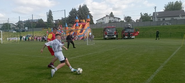 Dni Jędrzejowa rozpoczęto na sportowo - piknikiem piłkarskim na stadionie Naprzodu Jędrzejów. Więcej na kolejnych zdjęciach.