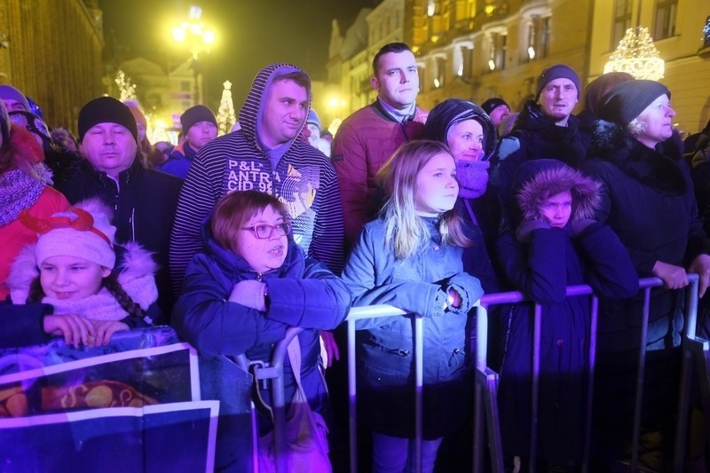 Torunianie powitali Nowy 2019 Rok na Rynku Staromiejskim...