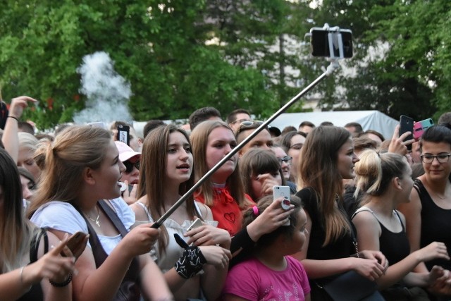 Za nami Dni Grodkowa. Niedzielne koncerty przyciągnęły prawdziwe tłumy. Na scenie wystąpili Kapela N. oraz solistki studia wokalnego OKiR. Gwiazdami wieczoru byli Gabriel Fleszar i Smolasty.