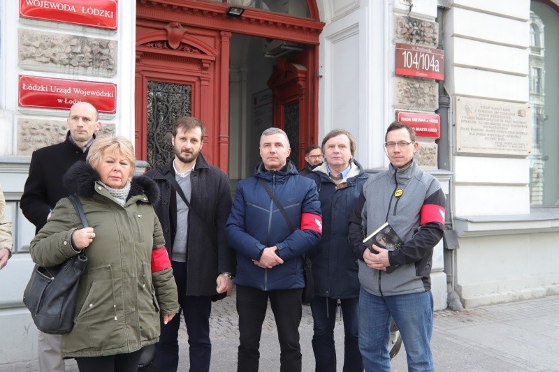 Protest pod Urzędem Miasta Łodzi przeciwko al. Adamowicza