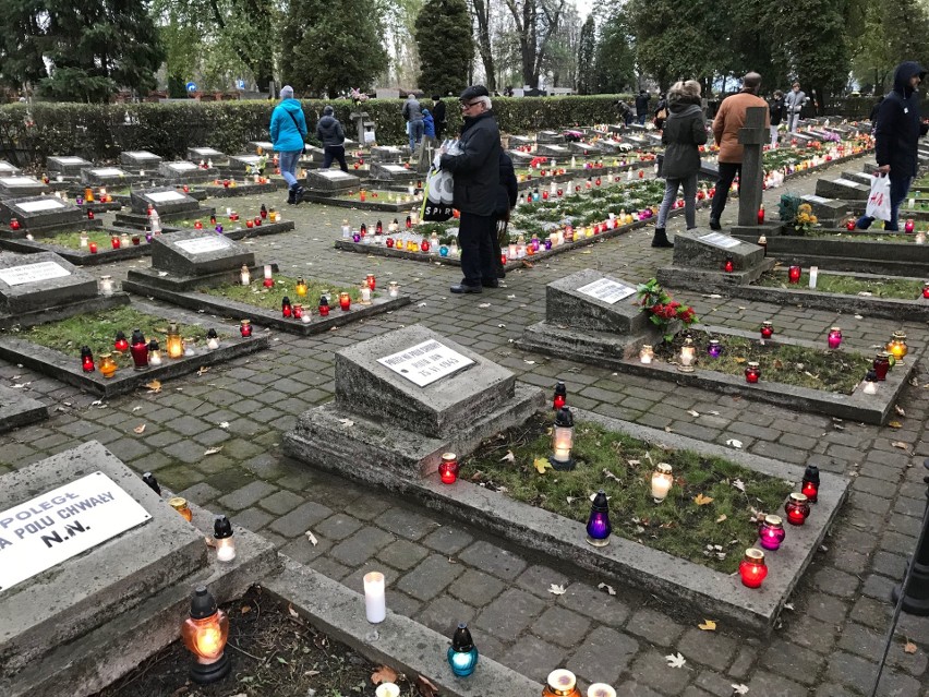 Mogiły żołnierzy na cmentarzu Pobitno w Rzeszowie....