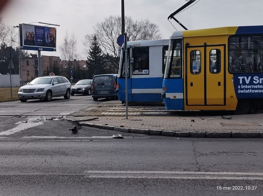 Tramwaj zderzył się z samochodem na ul. Kosmonautów we Wrocławiu [ZDJĘCIA]