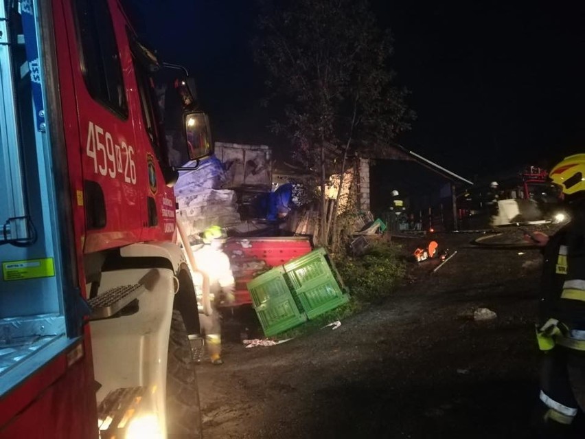 Żmiąca. Pożar w zakładzie przetwórstwa owocowego. Straty ponad milion złotych [ZDJĘCIA]