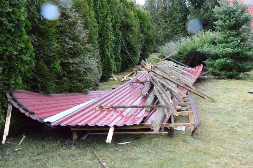 Powiat myślenicki po nocnych wichurach: zerwane dachy, powalone drzewa, uszkodzone linie energetyczne