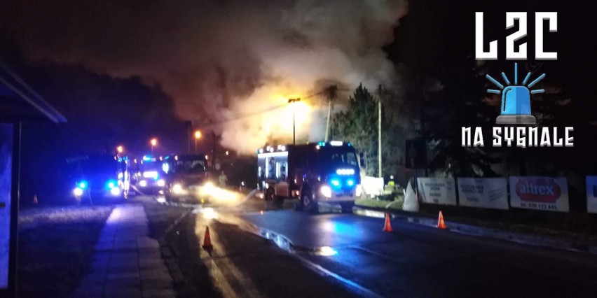 Pożar budynku w Balicach. Wewnątrz są samochody objęte ogniem