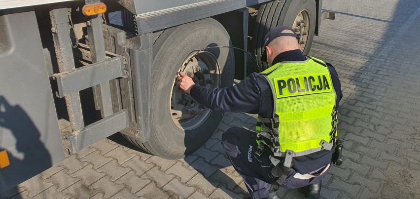 Ciężarówki i busy pod lupą policjantów z Koszalina. Mundurowi zatrzymali 12 dowodów rejestracyjnych