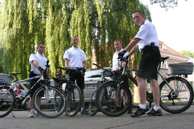 Policjanci z drużyny rowerowej, od lewej: posterunkowy Rafał Bil, sierżant Aleksander Sobieraj, starszy sierżant Piotr Żywica i posterunkowy Jarosław Jaros.