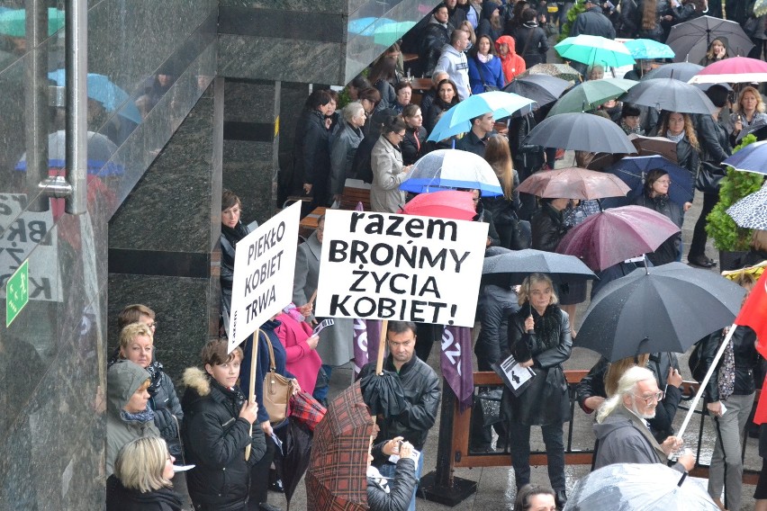 Czarny protest w Sosnowcu na Patelni [ZDJĘCIA]