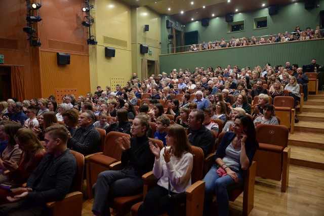 Upiór w Operze w połanieckim Centrum Kultury i Sztuki przyciągnął wielu widzów. Sala pękała w szwach.