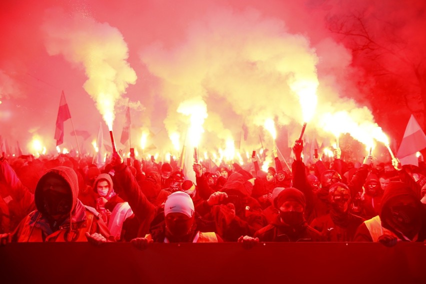 Marsz Niepodległości 2020. Awantura na rondzie de Gaulle'a w Warszawie. "Grupy chuliganów zaatakowały policjantów" ZDJĘCIA