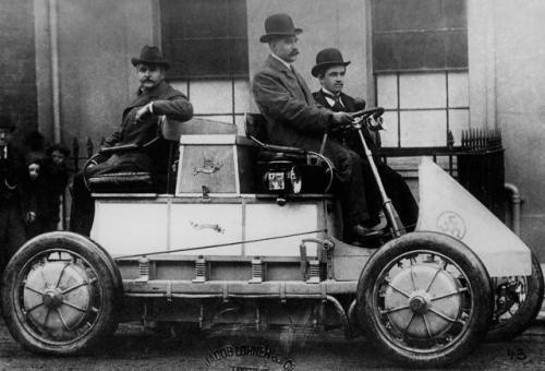 Fot. Porsche: Lohner-Porsche z 1901 r. - pierwszy samochód...