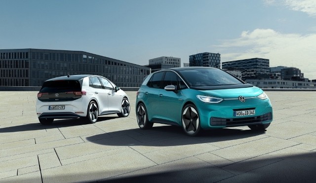 Volkswagen poszerzył właśnie ofertę elektrycznego ID.3. Od teraz model ten jest dostępny z akumulatorem Pure Performance (z silnikiem o mocy 150 KM), który zapewnia kompaktowemu Volkswagenowi zasięg do 351 km na jednym ładowaniu (wg WLTP). Cena ID.3 Pure Performance wynosi 136 890 złotych, w lepiej wyposażonych wersjach Pure Performance City i Pure Performance Style, ID.3 kosztuje – odpowiednio – 150 190 złotych i 165 090 złotych.Fot. Volkswagen