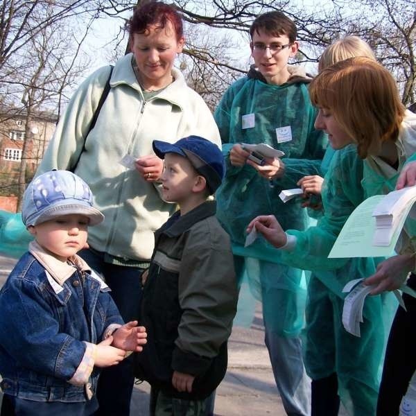 Ewa Skowronek i jej synowie dostali nalepki i receptę na uśmiech.