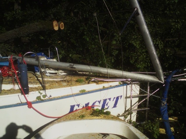 Upadające drzewa zniszczyły łódź i połamały maszt. Na szczęście żeglarzom i dwóm psom przebywającym w tym czasie w kabinie nic się nie stało.