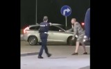 W Nowej Dębie mężczyzna próbował dokonać rozboju, groził nożem świadkowi. Padł strzał, nim został zatrzymany przez policję. Szokujące wideo!