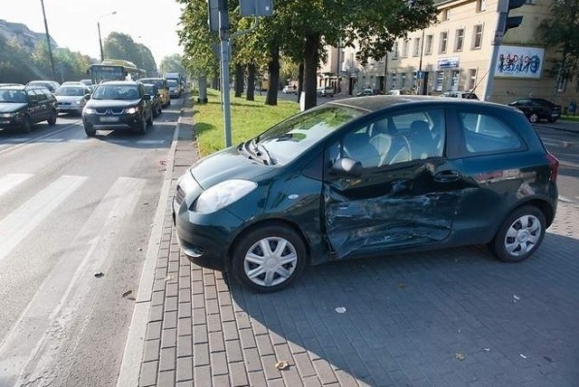 Kolizja trzech aut znacznie utrudniła ruch w rejonie ulic Garncarskiej i Wiejskiej na dwie godziny.