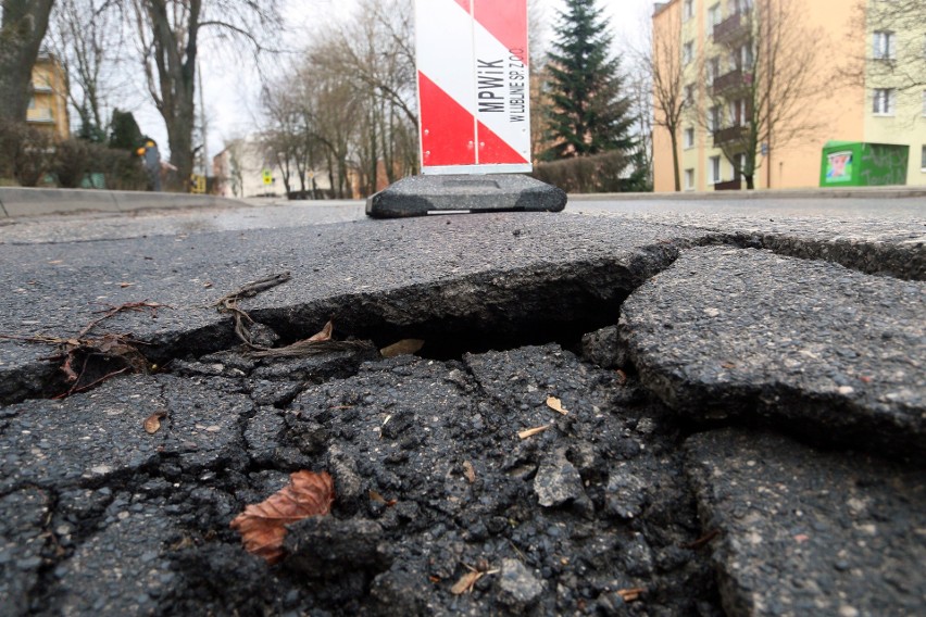 Niebezpieczna dziura w drodze na Puławskiej                       