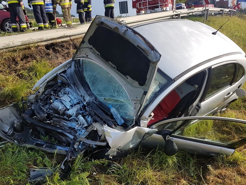 Groźny wypadek na drodze nr 15. Czołowe zderzenie, trzy osoby ranne (ZDJĘCIA)