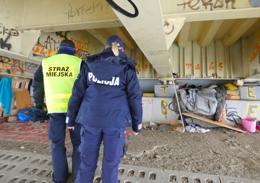 Opolska policja i strażnicy miejscy sprawdzają miejsca, w...