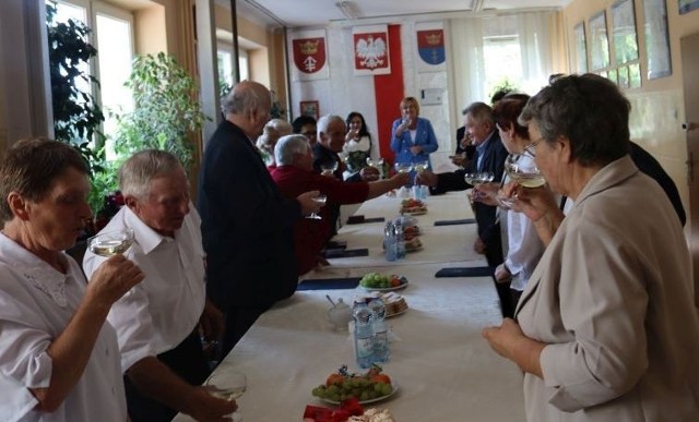 Pary małżeńskie z gminy Czarnocin świętowały Złote Gody. Nie mogło zabraknąć toastu