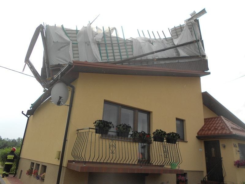 Wiatr zerwał dach w Sudole