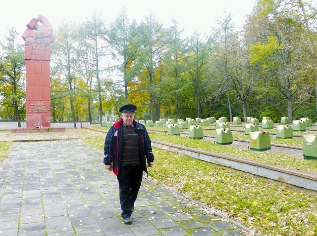 Lech Kruk odnowił już 150 nagrobków. Teraz czeka go jeszcze m.in. żmudna renowacja pomnika poświęconego żołnierzom Armii Czerwonej (w tle). 