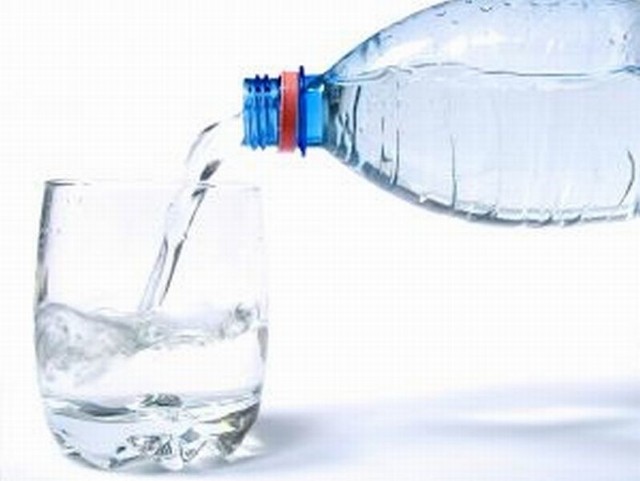 Mieszkańcom w miejscowości Wiśniówka w gminie Masłów oraz Kajetanów w gminie Zagnańsk pozostaje picie wody butelkowanej. Będzie też dowożona beczkowozem.
