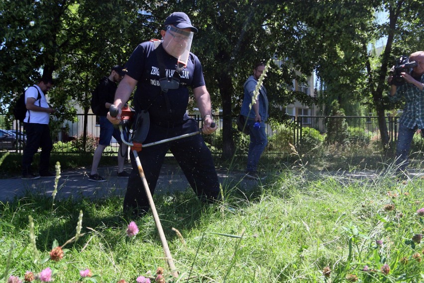 Happening radnego Zbigniewa Ławniczaka. Stracił cierpliwość i wziął się za koszenie trawy na ul. Radości