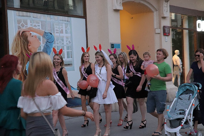 Łódź się bawi na Piotrkowskiej w sobotni gorący wieczór!...