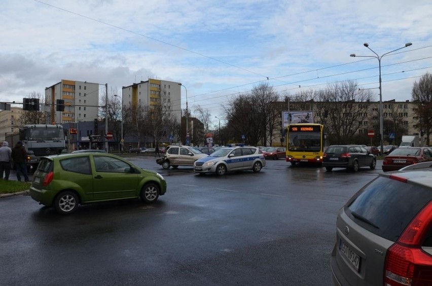 Wrocław: Wypadek na Grabiszyńskiej. Ciężarówka uderzyła w samochód osobowy (ZDJĘCIA)
