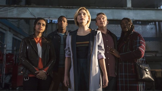 Trzynasta Doktor w swoim kostiumie i jej towarzysze