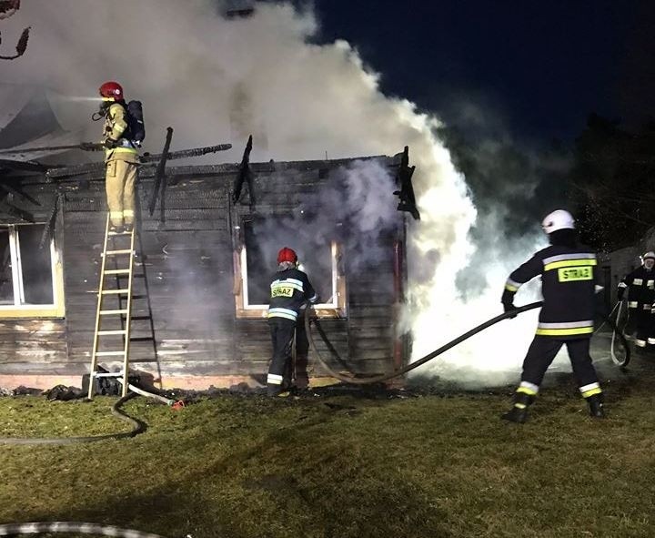 52-letni mężczyzna zginął w nocnym pożarze drewnianego domu w Jastkowicach [ZDJĘCIA]