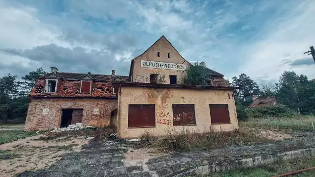 Budynek stacji Olpuch Wdzydze od lat jest niezamieszkany. Pomimo pięknego otoczenia obiekt ten wygląda jak z horroru.