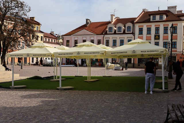 Na rzeszowskim Rynku rozpoczął się montaż piwnych ogródków