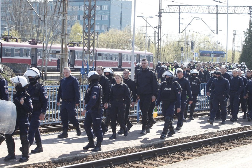 Policja i SOKiści w starciu z kibolami na Dworcu Kaliskim - WIDEO