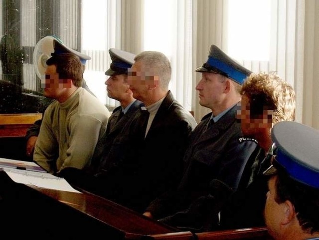 Jacek W. (w środku) nigdy do zabójstwo się nie przyznał. Na zdjęciu podczas rozprawy ponad 10 lat temu w suwalskim sądzie