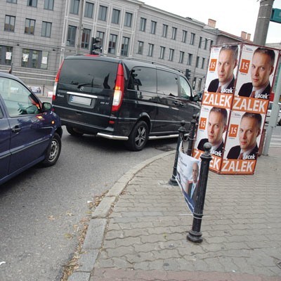 Przez słupek z plakatami kandydata kierowcy skręcający z ul. Sienkiewicza w Rynek Kościuszki nie widzą, czy na przejściu są piesi