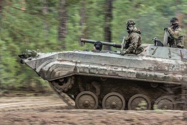 Mija kolejny tydzień szkolenia żołnierzy 10 batalionu zmechanizowanego Dragonów z 10 Brygady Kawalerii Pancernej na żagańskim poligonie.18 stycznia dragoni z 10BKPanc rozpoczęli siedmiotygodniowe szkolenie, którego celem jest osiągnięcie gotowości i przeprowadzenie certyfikacji plutonów batalionu zmechanizowanego w ramach Sił Odpowiedzi NATO.Przez ten kolejny, trzeci tydzień szkolenia, kilkuset żołnierzy batalionu realizowało zadania szkoleniowe na pasach taktycznych i strzelnicach, zmagając się ze zmienną pogodą i gwałtownym skokami temperatur sięgających kilkunastu stopni. Żołnierze realizowali strzelania z broni indywidualnej, jak również pokładowej wozów bojowych. Wykonywali także zadania na pasach taktycznych doskonaląc umiejętności współdziałania na szczeblu załóg oraz plutonów.- Doskonalenie umiejętności pod względem wykonania marszu, zajęcia rejonu ześrodkowania, rozmieszczenia sił i reagowania na wszelkiego typu zagrożenia. – tak opisywał cele, jakie zamierzał zrealizować dowódca 1 kompanii zmechanizowanej, kapitan Jan Bochnacki, podczas jednych z wielu szkoleń taktycznych realizowanych przez pododdziały batalionu.