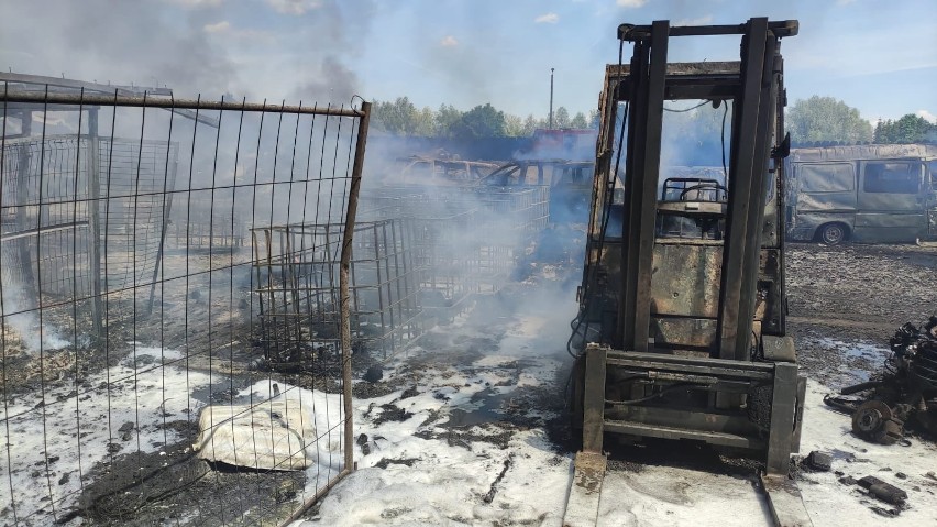 Pożar na stacji demontażu pojazdów w Stobnie