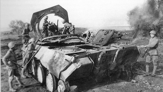 Żołnierze radzieccy przy wraku zniszczonego czołgu PzKpfw V Panther