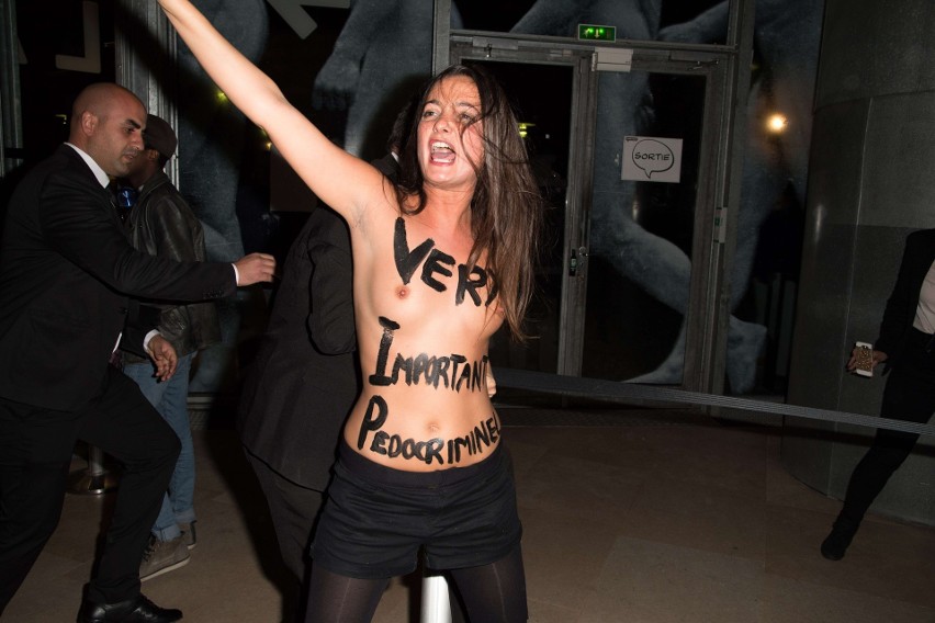 Francja: Działaczki Femen zakłóciły pokaz filmów Romana Polańskiego w Paryżu [ZDJĘCIA] [WIDEO] [18+]