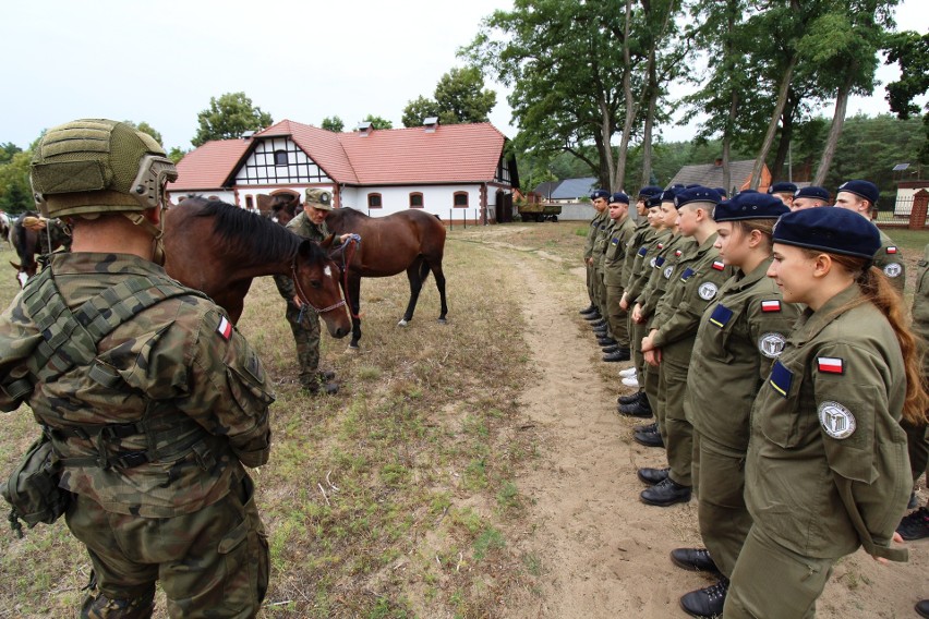 Musztra, strzelanie, jazda konna. Młodzież ze Słupska na szkoleniu wojskowym [zdjęcia]