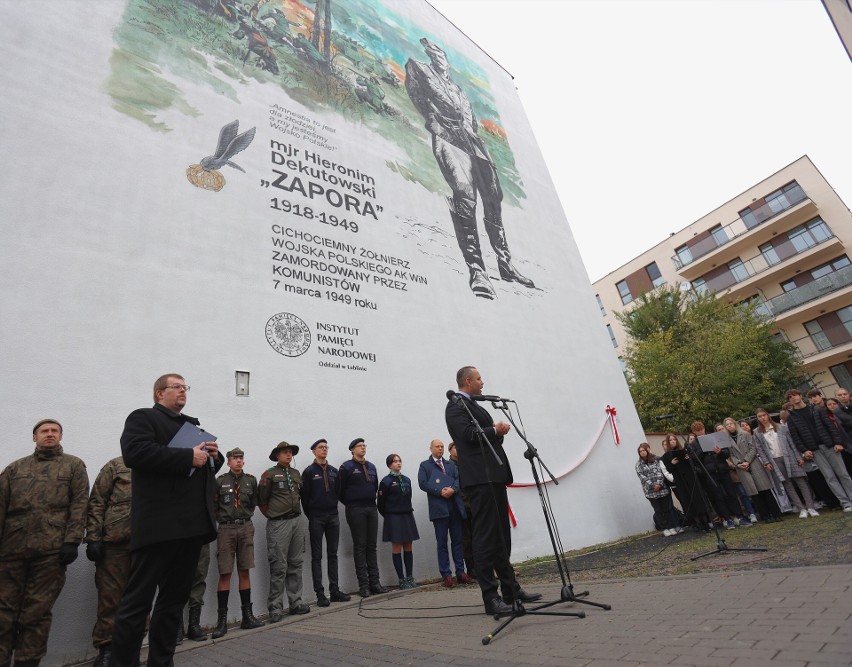 Kamienica przy Unickiej odmieniona. Zagościł tam mural przedstawiający cichociemnego "Zaporę"