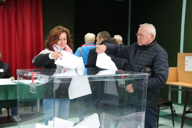 Dąbrowianie głosują w mieście w 65 komisjach wyborczych