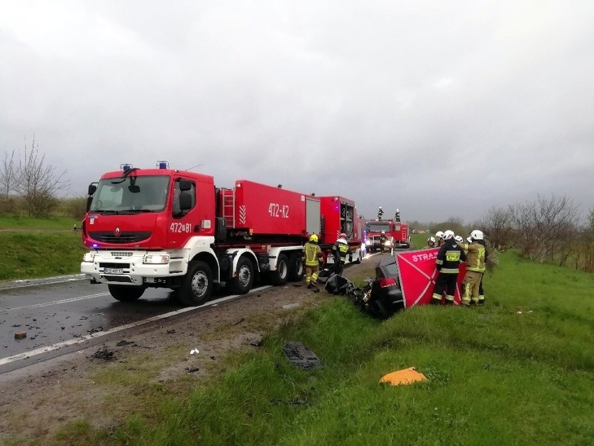 Dramat na drodze w Leżajsku! Po zderzeniu z osobówką zapaliła się cysterna. Jedna osoba nie żyje