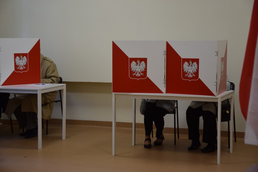 Wybory na Opolszczyźnie po podliczeniu ok. 20 procent głosów. KO i PiS idą łeb w łeb, mogą mieć po 4 mandaty w Sejmie