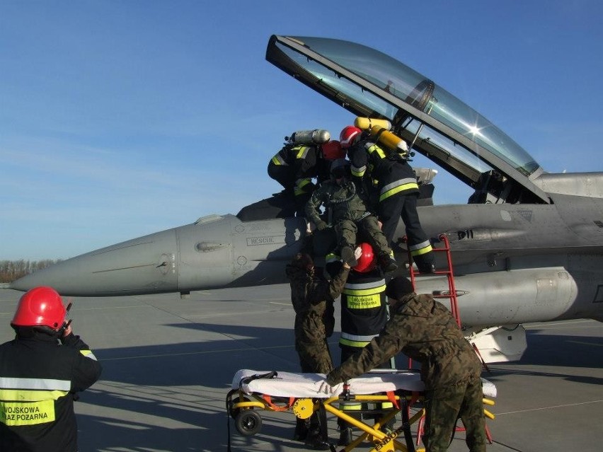 Krzesiny: Ratowali pilota F-16, który zasłabł w czasie lotu [ZDJĘCIA]