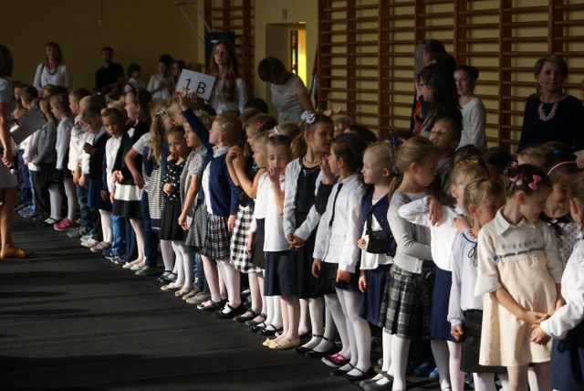 Rybnik: Wyprawka dla sześciolatka. 200 złotych dla dziecka od miasta. Zdjęcia wykonane w SP5 w Rybniku podczas inauguracji roku szkolnego.