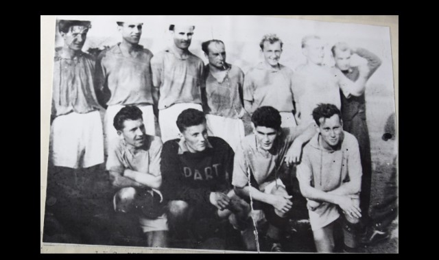 Sezon 1954/1955. JKS „Czarni” Jasło z panem Edwardem w składzie. Nasz bohater stoi pierwszy z lewej.